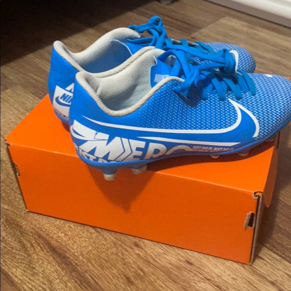 SIZE 1Y NIKE SOCCER CLEATS GREAT CONDITION